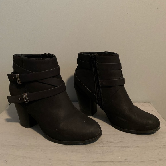 ❌SOLD Small heeled black booties like new - Picture 2 of 10